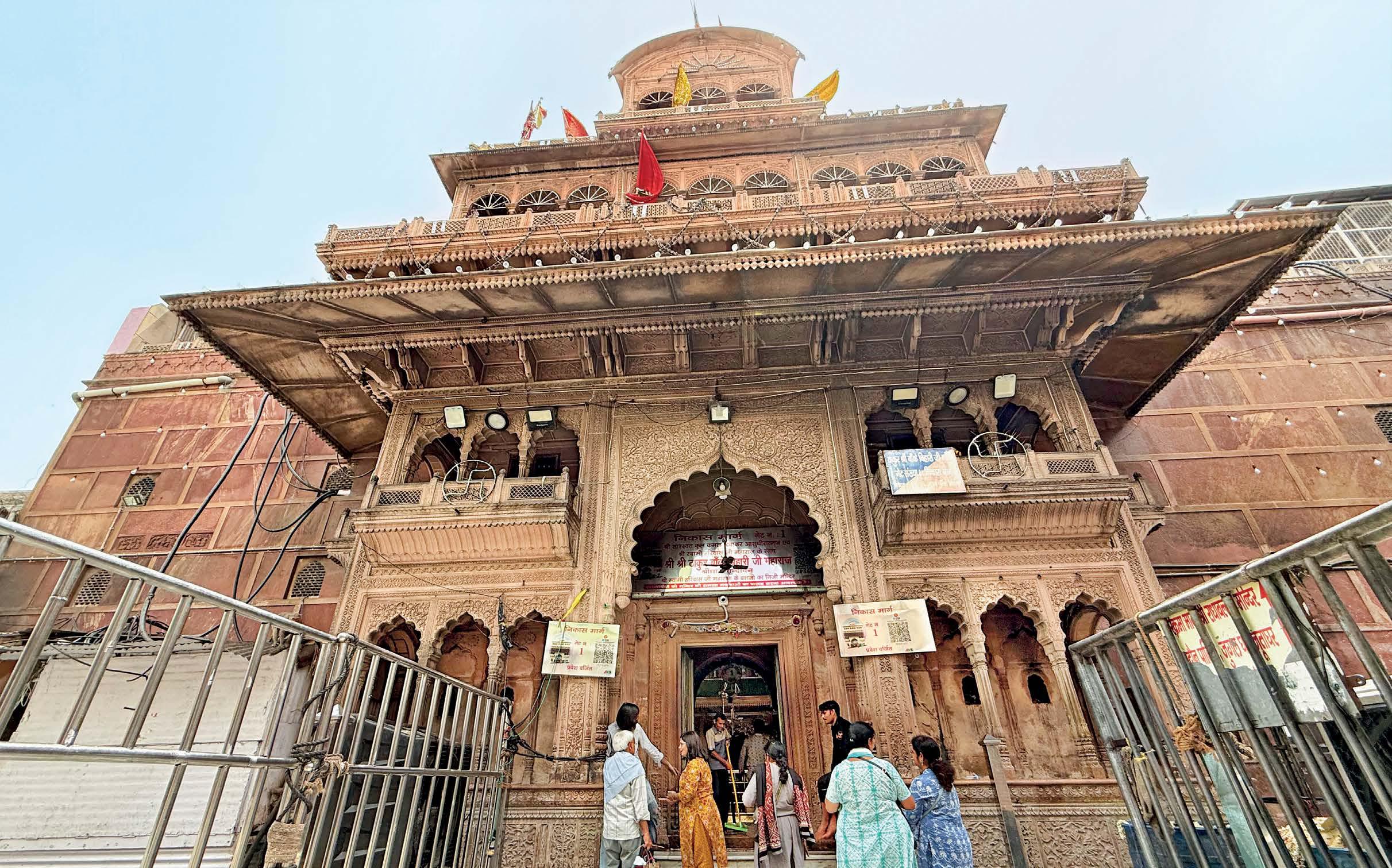कुंज गलियों के बीच बड़ा गलियारा